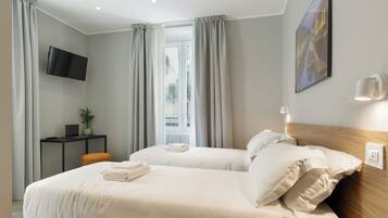 Twin Room | Down duvets, individually decorated, individually furnished, desk