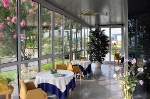 Déjeuner et dîner servis sur place, spécialités Cuisine italienne