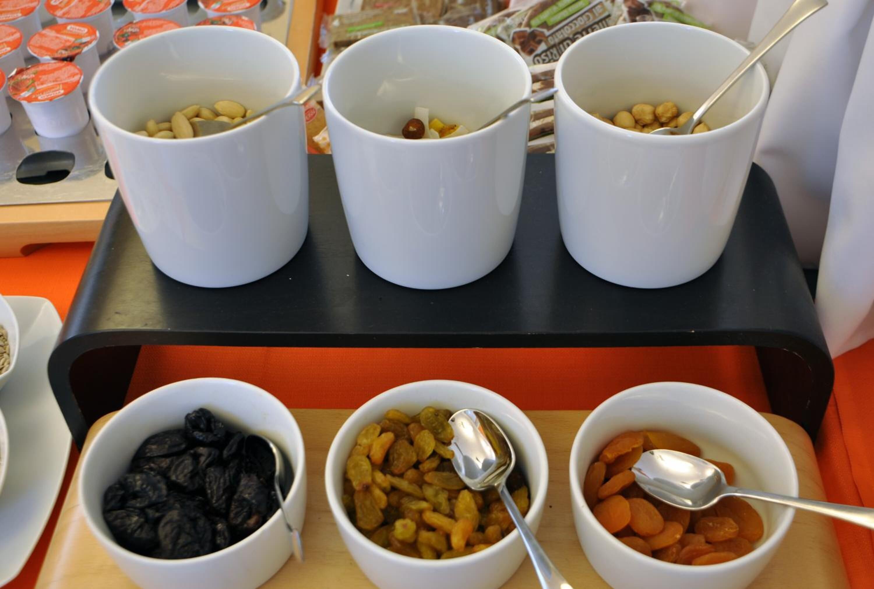 lunch and dinner served, italian cuisine