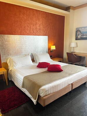 Peralatan tempat tidur premium, bar mini, peti besi dalam bilik, meja 