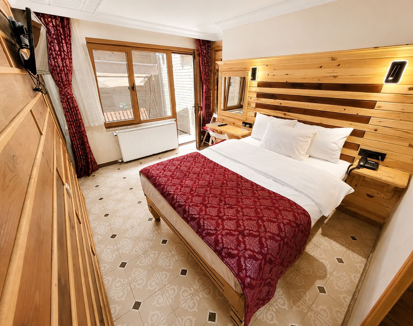 Double Room, Patio | Minibar, in-room safe, desk, free WiFi
