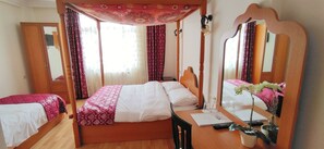 Standard Triple Room | Minibar, in-room safe, desk, free WiFi - Marmara Guesthouse (Istanbul)