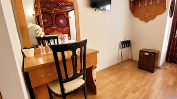 Comfort Double or Twin Room, Multiple Beds | Minibar, in-room safe, desk, free WiFi