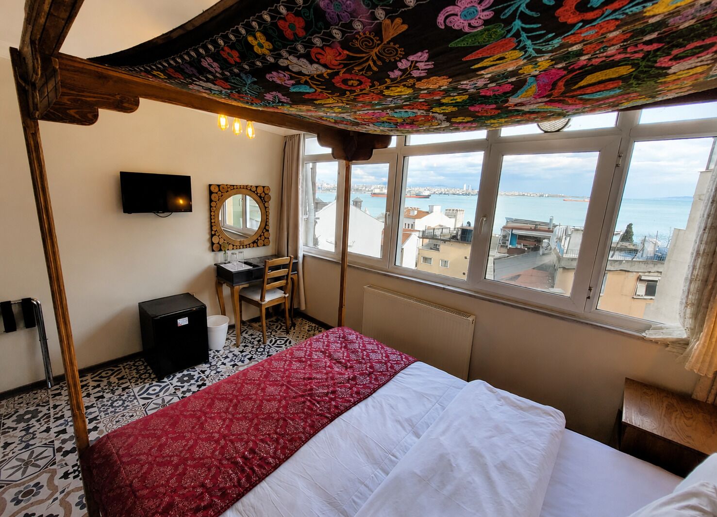 Double Room, Sea View | Minibar, in-room safe, desk, free WiFi