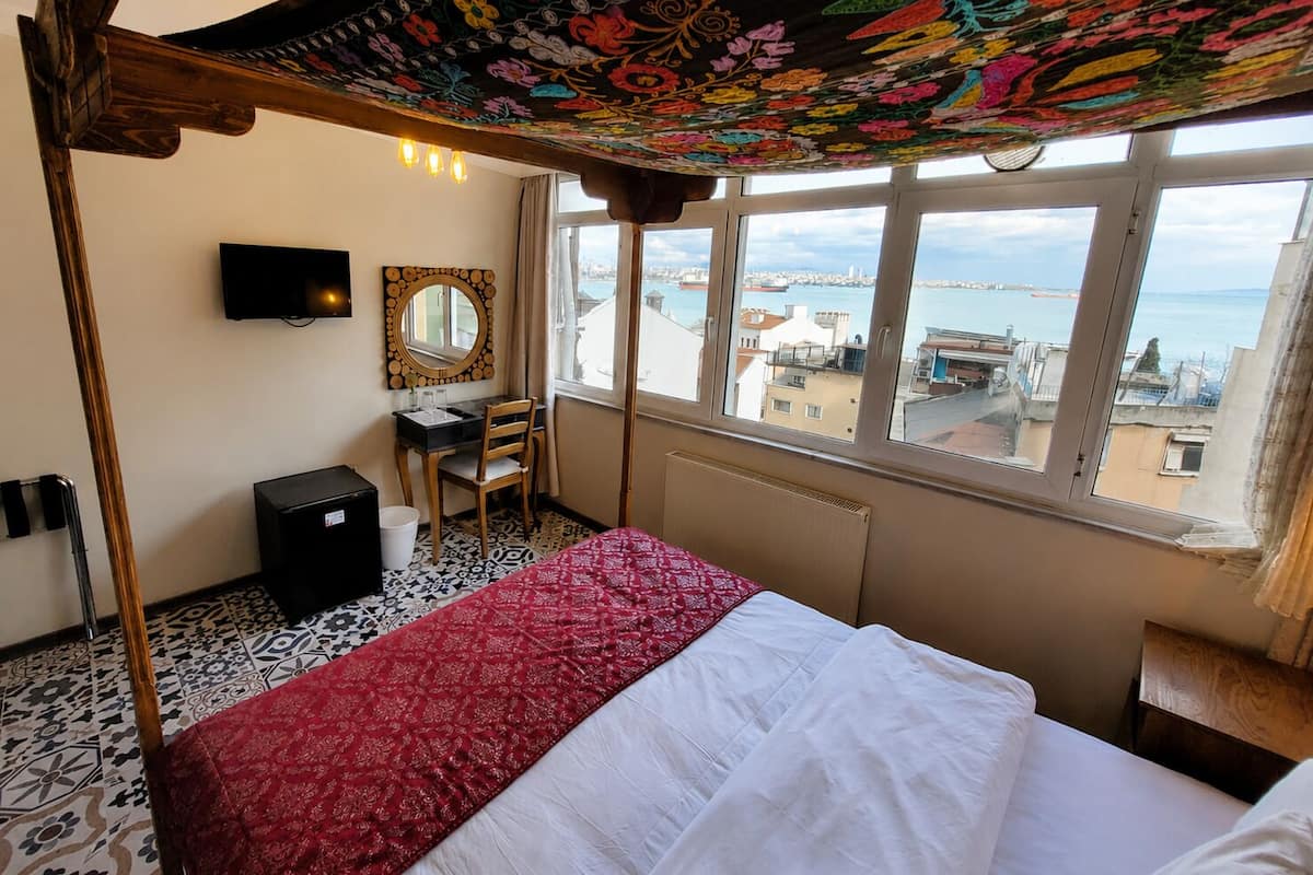 Double Room, Sea View | Minibar, in-room safe, desk, free WiFi