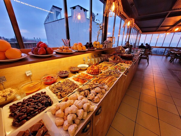 Free daily buffet breakfast