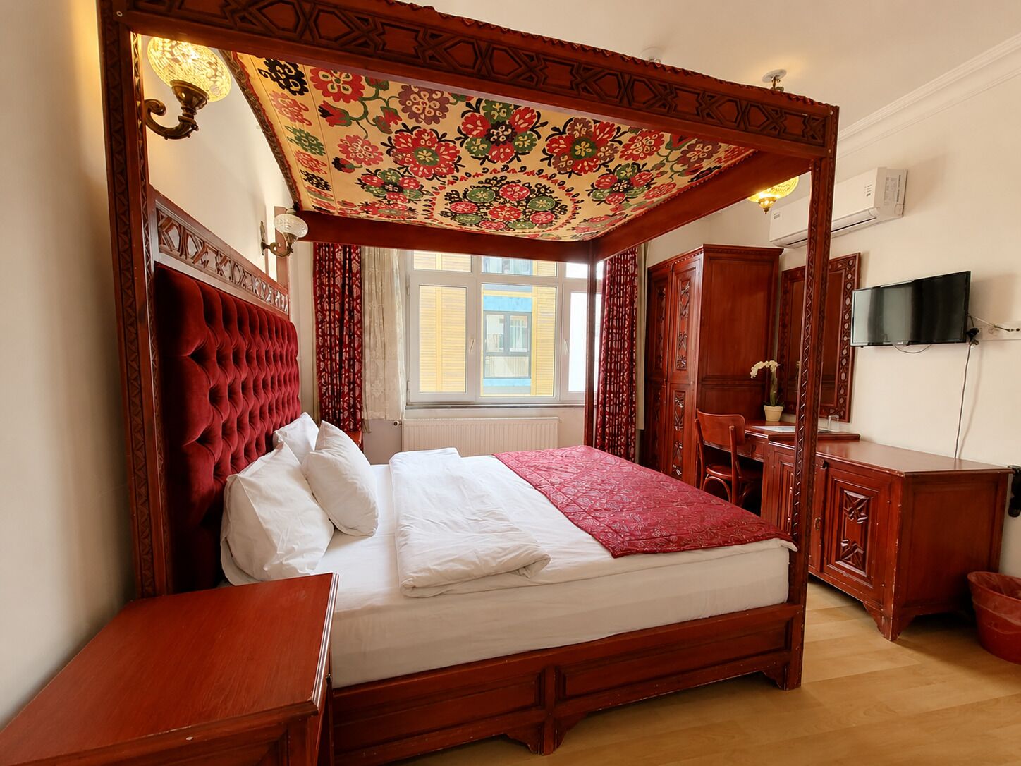 Classic Double Room | Minibar, in-room safe, desk, free WiFi