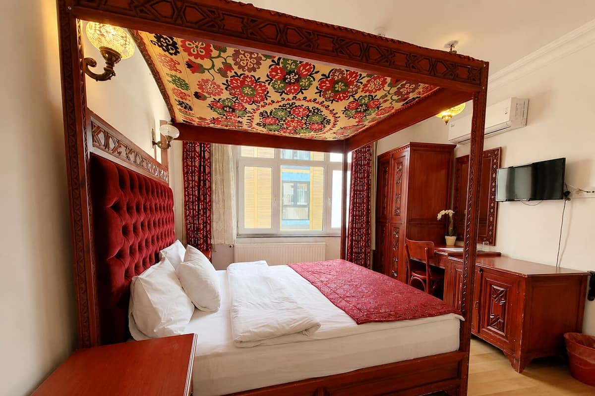 Classic Double Room | Minibar, in-room safe, desk, free WiFi