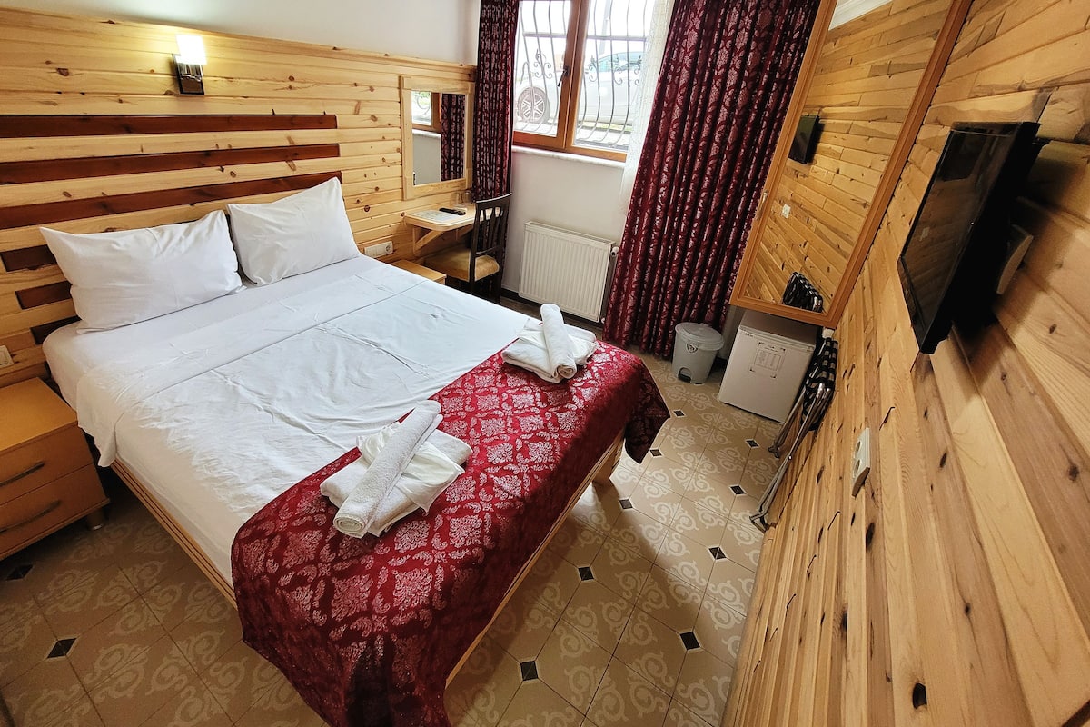 Economy-Doppelzimmer | Minibar, Zimmersafe, Schreibtisch, kostenloses WLAN