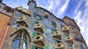 Un edificio de estilo arquitectónico único, con líneas orgánicas y curvas, y varios balcones.