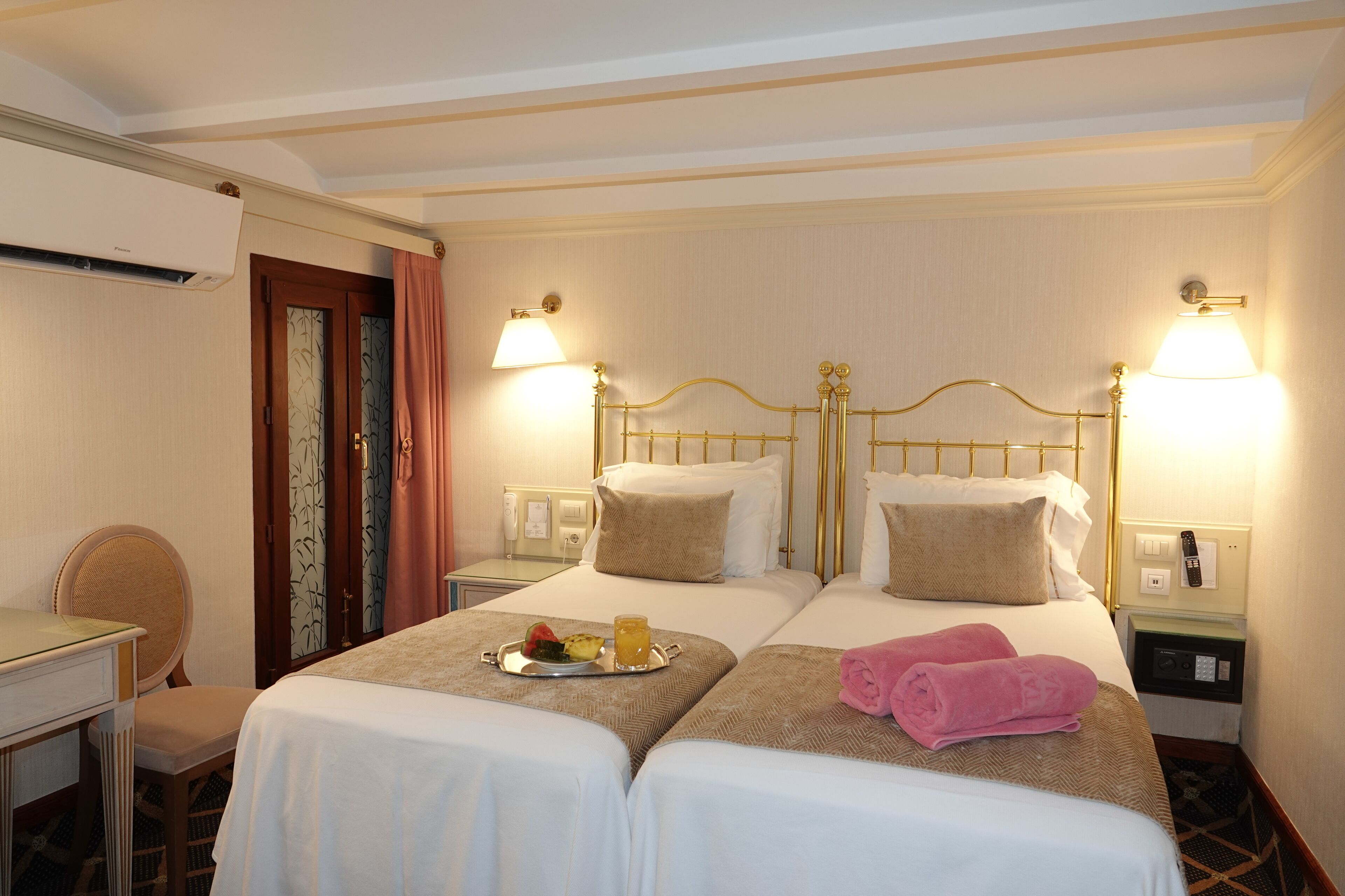 コンフォート ダブルまたはツインルーム | 高級寝具、羽毛の掛け布団、セレクト コンフォート製ベッド、セーフティボックス (室内)