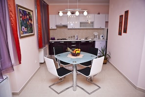 Apartment for 2 people | مطبخ خاص | ثلاجة، ماكينة لصنع القهوة/الشاي، غلّاية كهربائية