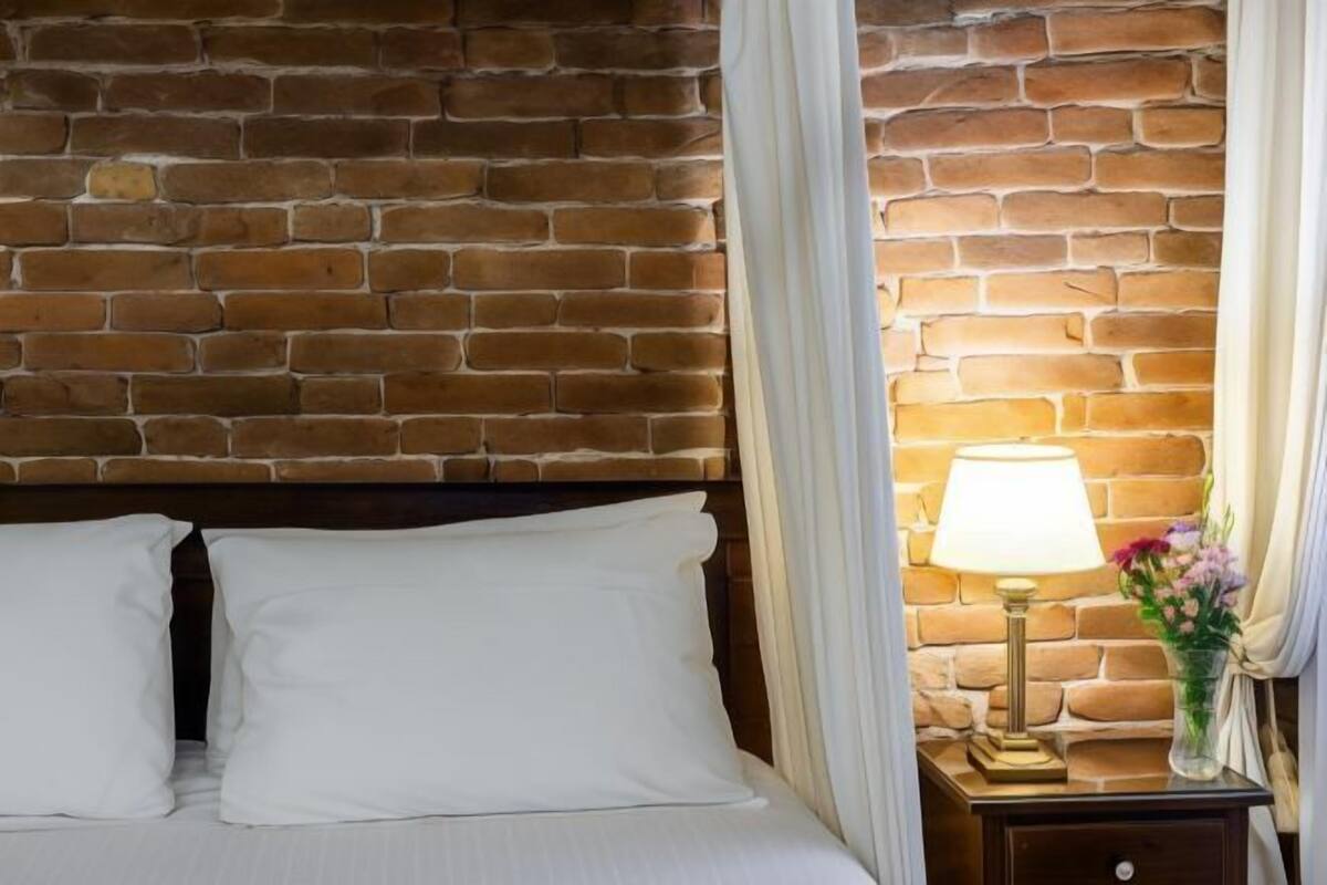 Nệm có lớp đệm bông, minibar, két bảo mật tại phòng, bàn 