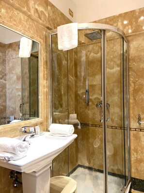 Classic Double or Twin Room | Bathroom | Shower, hair dryer, slippers, bidet - Ca' del Nobile (Venice)