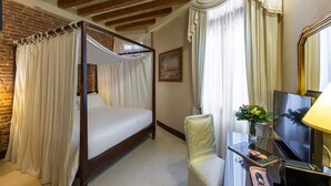 豪華雙人房 (Four Poster Bed) | 舒適加層、迷你吧、客房內保險箱、書桌