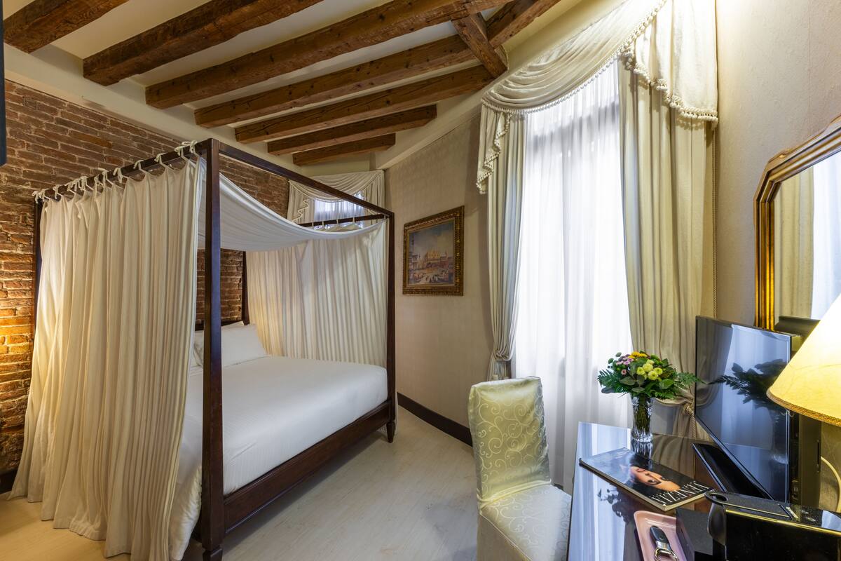 Phòng đôi Deluxe (Four Poster Bed) | Nệm có lớp đệm bông, minibar, két bảo mật tại phòng, bàn 