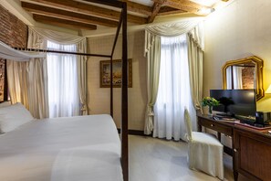 Dobbeltrom – deluxe (Four Poster Bed) | Senger med overmadrass, minibar, safe på rommet og skrivebord