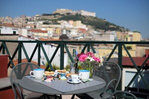 A table with a view of a cityscape and a hill. - Case Così Chiaia (Naples)