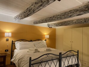 Standard Apartment | Blackout drapes, soundproofing, iron/ironing board, free WiFi - Case Così Chiaia (Naples)