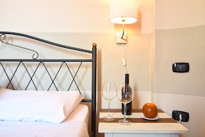 Appartamento Superior ( 2 Pax ) | Blackout drapes, soundproofing, iron/ironing board, free WiFi - Case Così Chiaia (Naples)