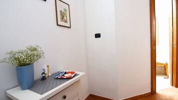 Exclusive-Apartment, Terrasse | Wohnbereich | Fernseher