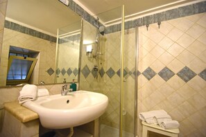Shower, rainfall showerhead, bidet, towels - Case Così Chiaia (Naples)