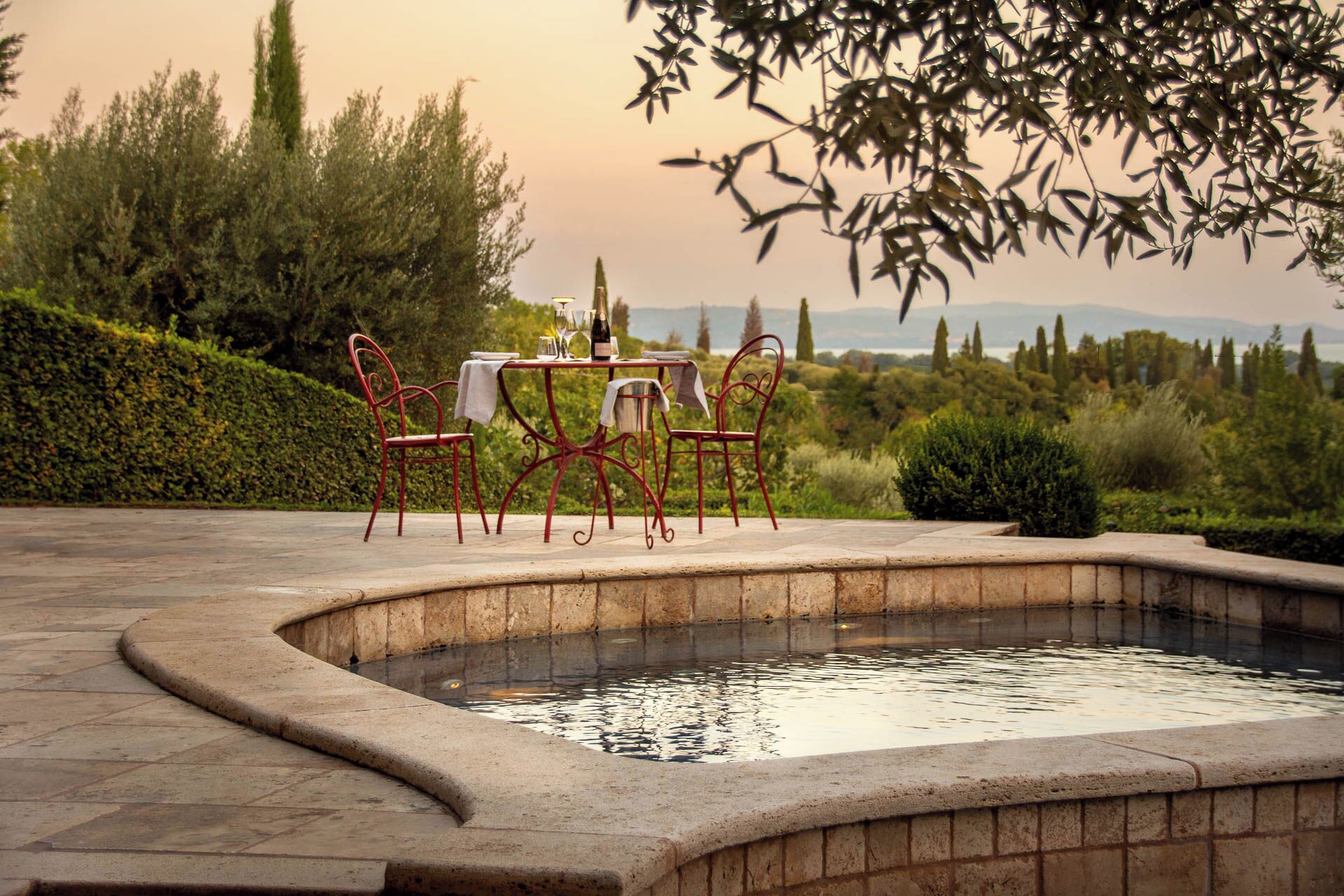 Piscine couverte, piscine extérieure, chaises longues