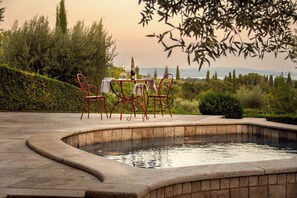 Piscina coperta, piscina all'aperto, lettini