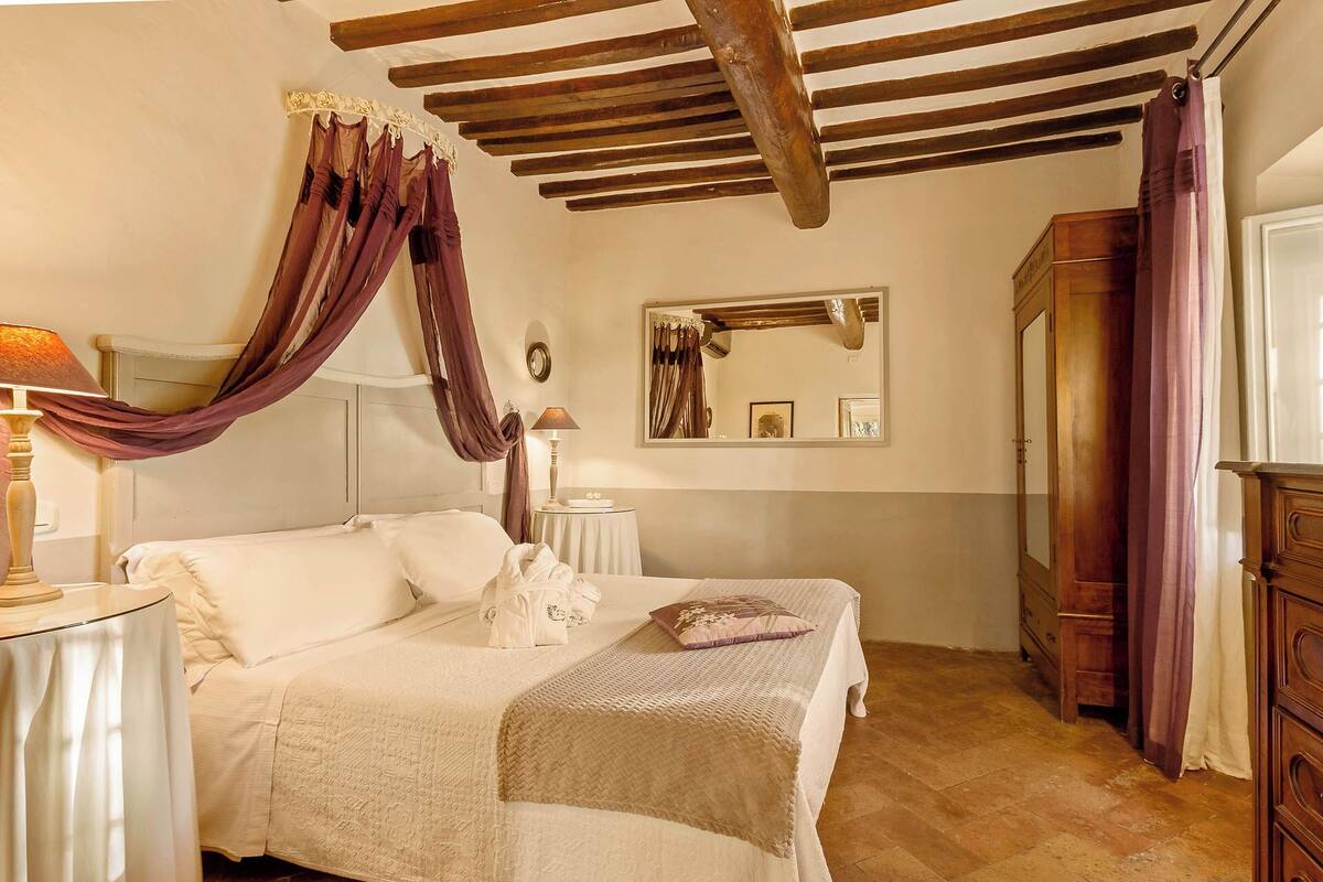 Minibar, cortinas opacas, wifi gratis y ropa de cama