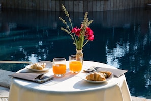 Daily buffet breakfast for a fee