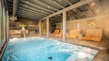 Innendørsbasseng, utendørsbasseng og solsenger