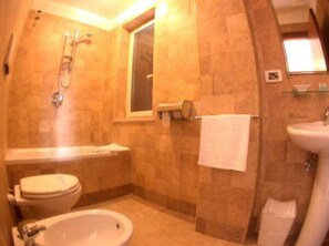 Double Room | Bathroom | Shower, rainfall showerhead, hair dryer, bidet