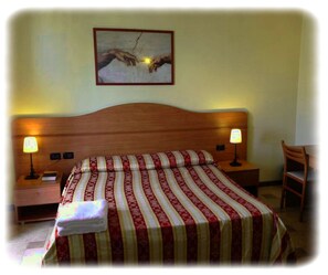 Kahden hengen huone | Ylelliset vuodevaatteet, untuvapeitot, työpöytä, pimennysverhot