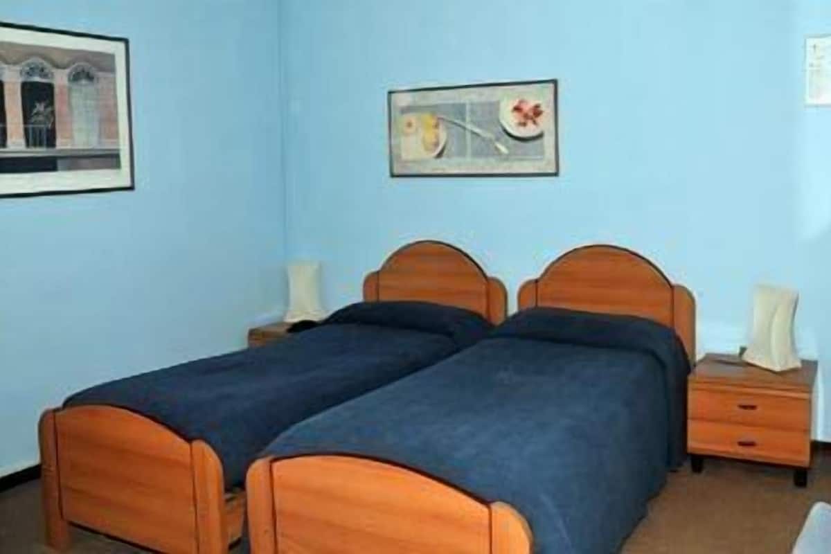 Kamer, 1 twee- of 2 eenpersoonsbedden, gedeelde badkamer | Gratis wifi, beddengoed