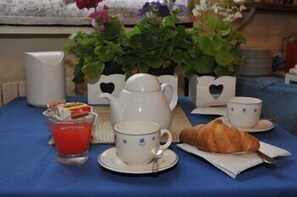 Breakfast (EUR 8 per person)