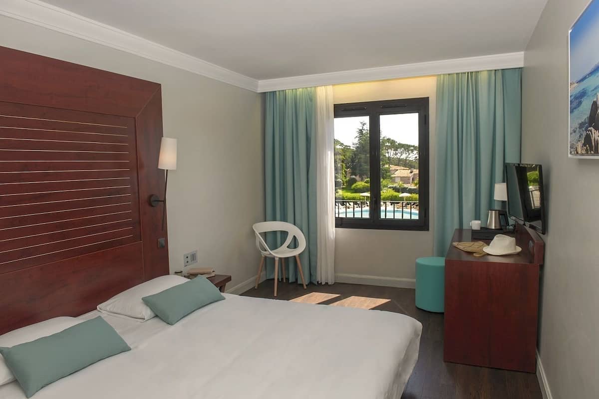 Côté piscine | เครื่องนอนระดับพรีเมียม, มินิบาร์, ตู้นิรภัยในห้องพัก, โต๊ะทำงาน