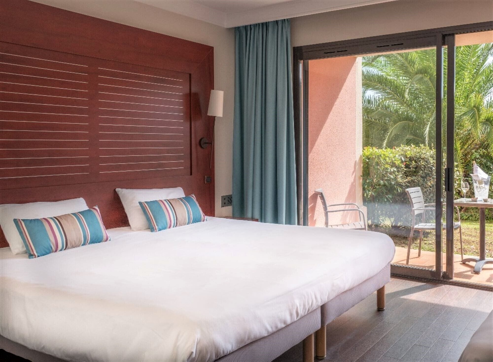 Luxe beddengoed, een minibar, een kluis op de kamer, een bureau