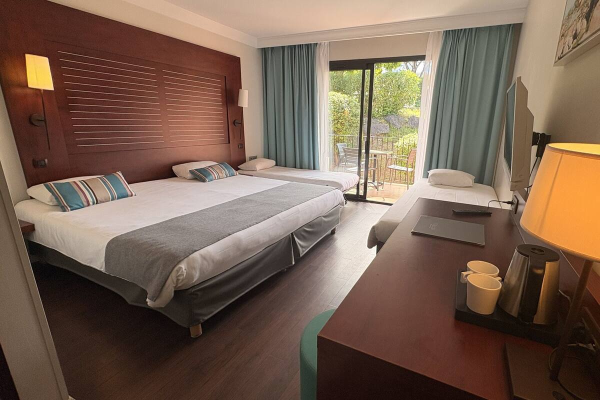 Quadruple Côté colline Club | เครื่องนอนระดับพรีเมียม, มินิบาร์, ตู้นิรภัยในห้องพัก, โต๊ะทำงาน