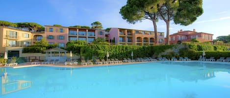 Innendørsbasseng,utendørsbasseng, bassengparasoller og solsenger