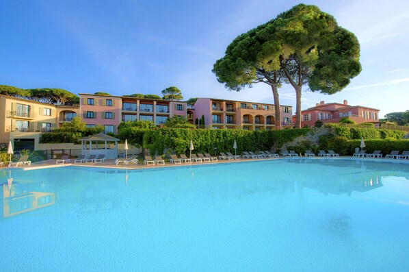 Indoor pool, outdoor pool, open 8:00 AM to 9:00 PM, pool umbrellas - Hotel Les Jardins De Sainte Maxime (Sainte-Maxime)