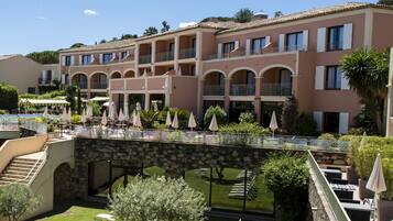 Côté piscine club | Literie de qualité supérieure, minibar, coffres-forts dans les chambres