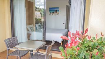 Côté piscine Club | Hochwertige Bettwaren, Minibar, Zimmersafe, Schreibtisch