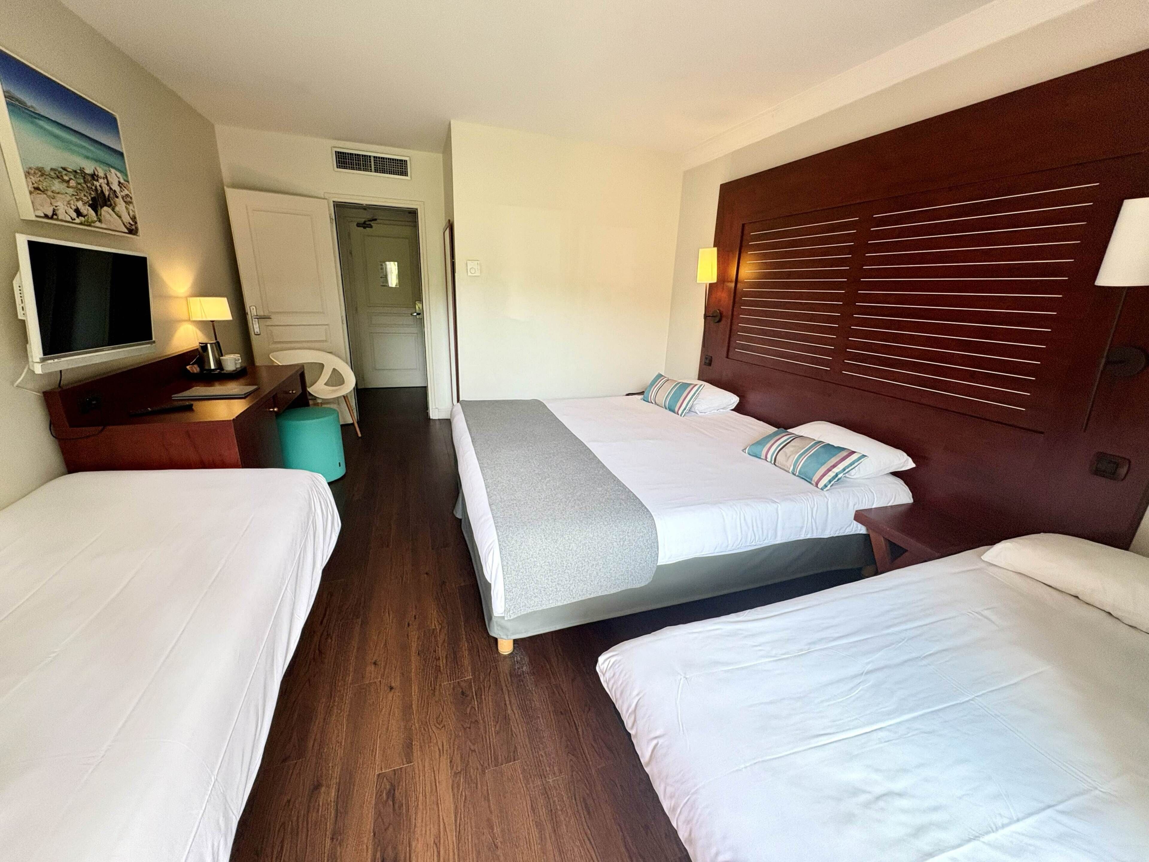 Quadruple Côté colline | เครื่องนอนระดับพรีเมียม, มินิบาร์, ตู้นิรภัยในห้องพัก, โต๊ะทำงาน