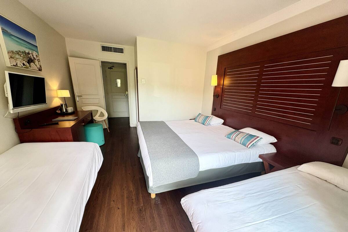 Quadruple Côté colline | เครื่องนอนระดับพรีเมียม, มินิบาร์, ตู้นิรภัยในห้องพัก, โต๊ะทำงาน