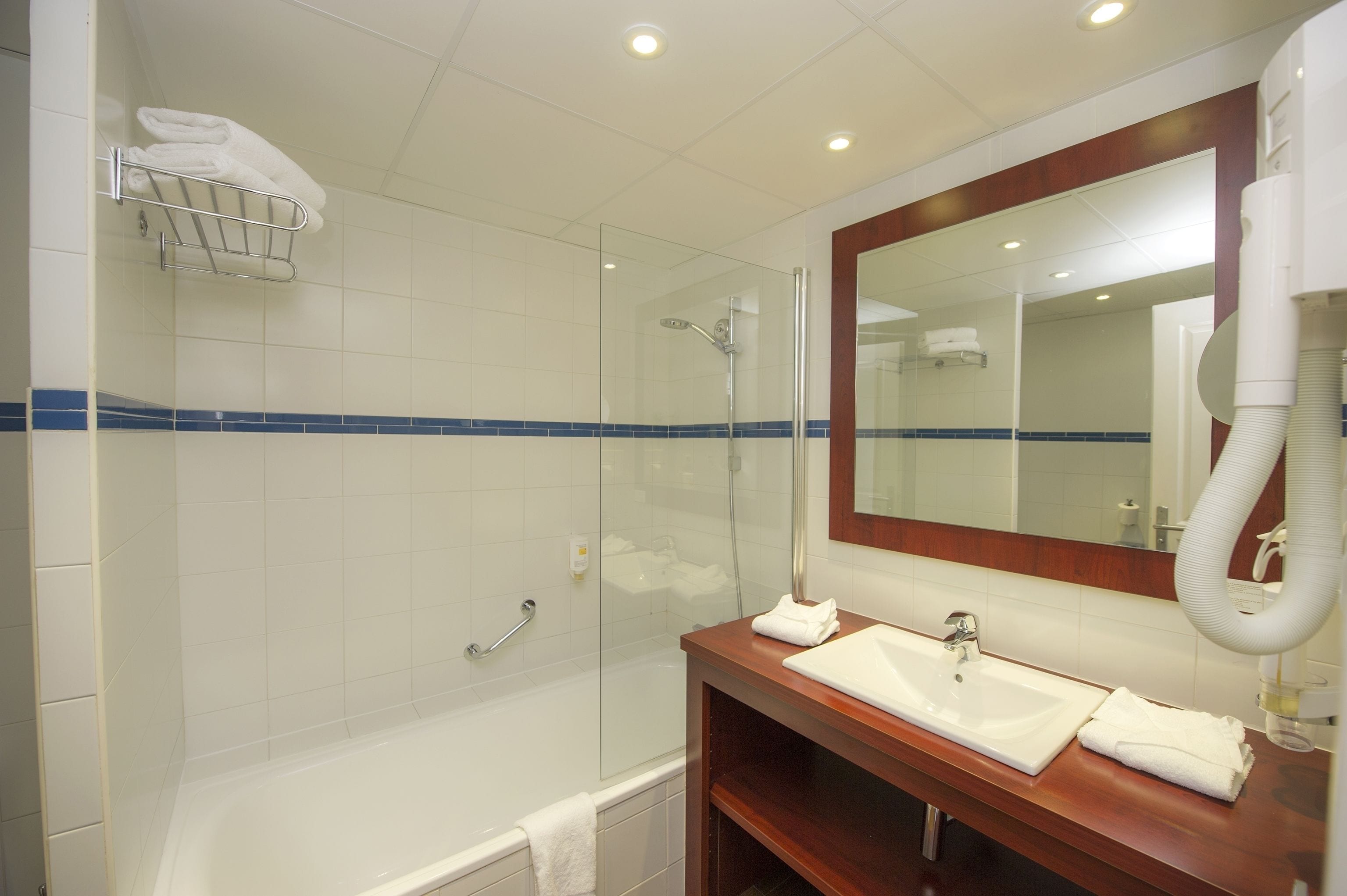 standard hill side | bathroom | hair dryer, towels