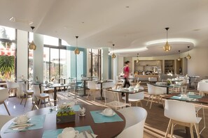Petit déjeuner et dîner servis sur place, vue sur le jardin