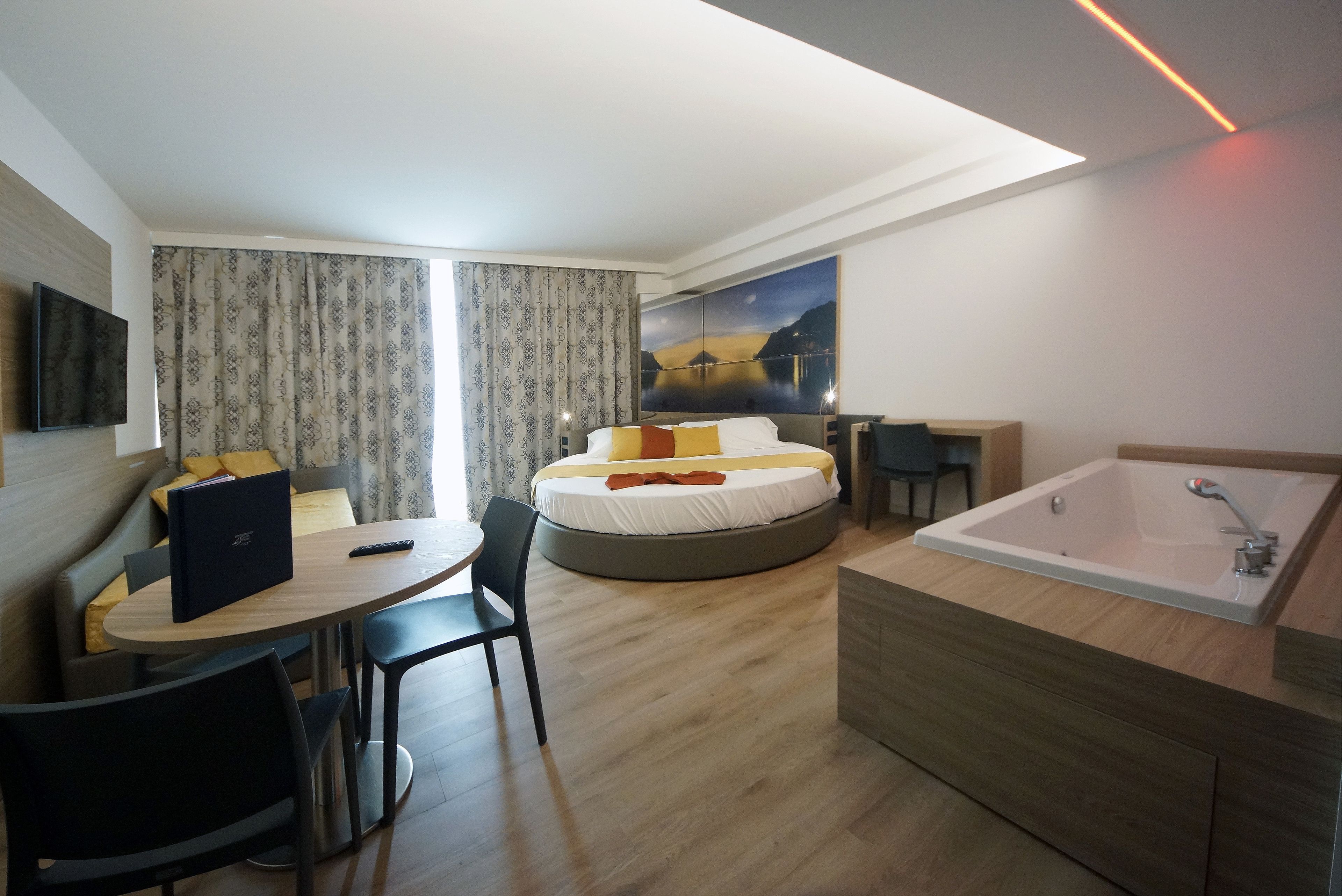 Suite Junior (Romantic) | Minibar, una scrivania, postazione laptop, tende oscuranti