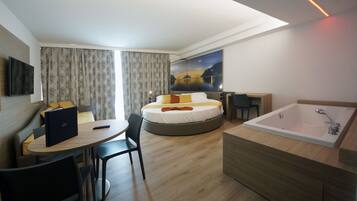 Suite Junior (Romantic) | Minibar, una scrivania, postazione laptop, tende oscuranti