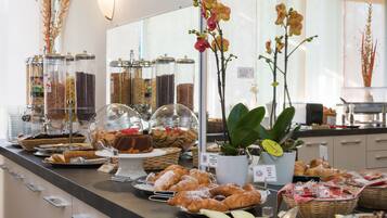 Petit déjeuner buffet (15 EUR par personne)