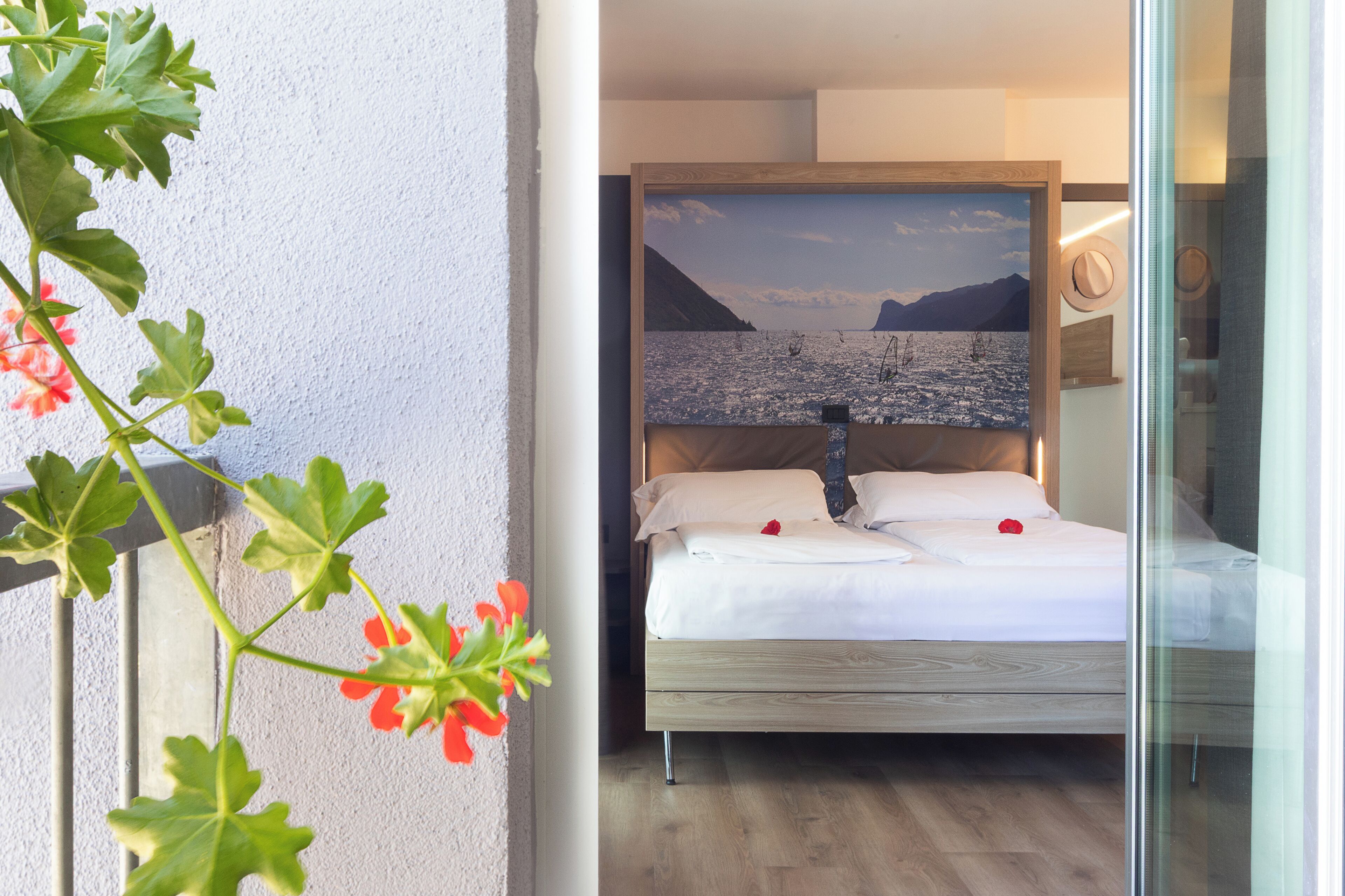 Basic-Studio | Minibar, Schreibtisch, laptopgeeigneter Arbeitsplatz